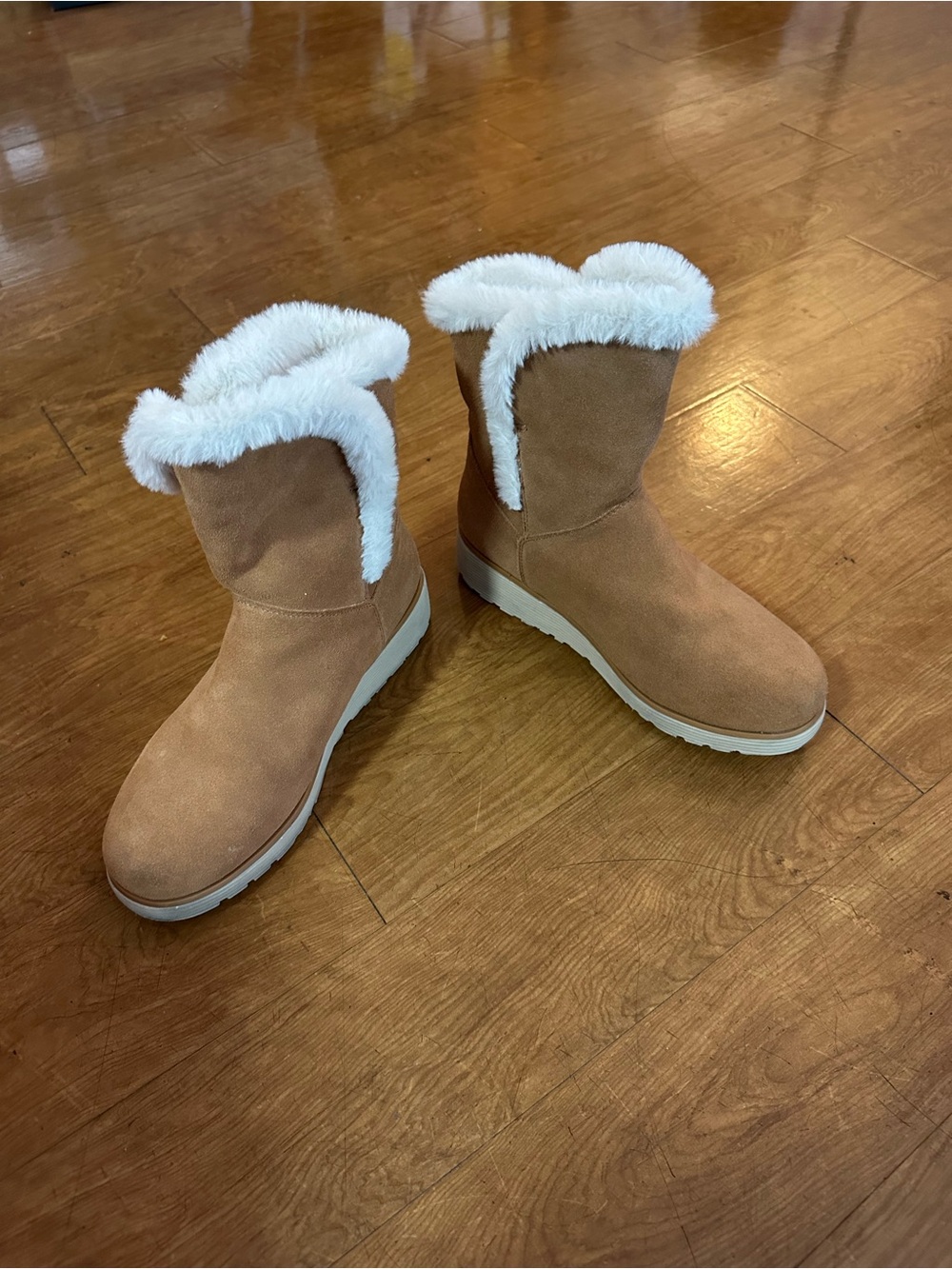 Skechers women 7 Tan Slip on Winter Boots with White Faux Fur